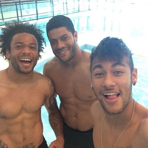 4.jun.2014 - Depois de amistoso contra o Panamá, Neymar faz selfie ao lado de Marcelo e Hulk. "Recuperação .. #piscina", escreveu