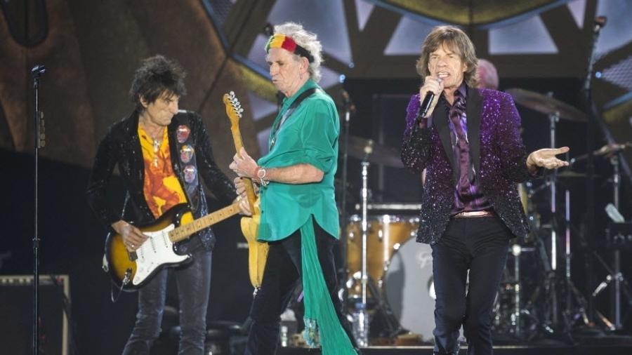 Ronnie Wood (à esquerda, de amarelo), Keith Richards e Mick Jagger durante apresentação dos Rolling Stones em Tel Aviv, Israel - AFP