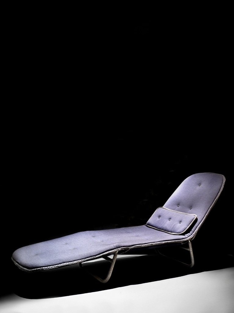 A chaise Wallpaper foi desenvolvida por Brunno Jahara, a convite da publicação homônima para uma mostra do Salão do Móvel de Milão. A espreguiçadeira dobrável foi personalizada à mão com materiais da marca Woolmark - Divulgação