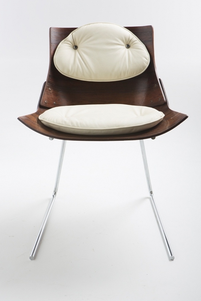 A cadeira Kanguru, Jorge Zalszupin, possui três versões: esta tem dois pés de aço em balanço e corpo de madeira com acolchoamento pontual - Fernando Martinho/ Divulgação