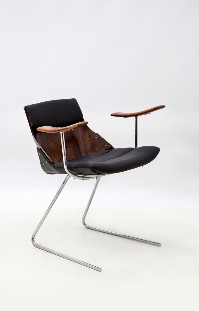 A cadeira Kanguru, Jorge Zalszupin, possui três versões: esta tem dois pés de aço em balanço, braços e corpo de madeira e couro - André Nazareth/ Divulgação