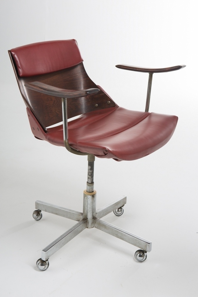 A cadeira Kanguru, Jorge Zalszupin, possui três versões: esta tem rodízios e corpo de madeira, aço e couro - Fernando Martinho/ Divulgação