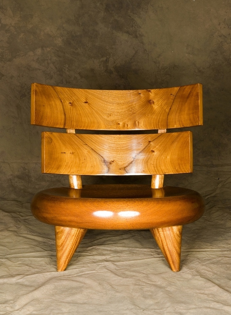 Cadeira Cuica, de Carlos Motta. Baixa, robusta e elegante, a cadeira é toda feita de madeira - Divulgação