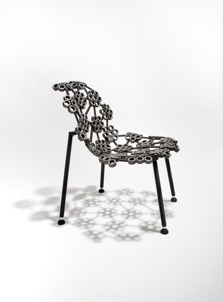 Cadeira Bem-me-quer, de Leo Capote. Construída a partir de flores formadas por sete porcas e ligadas por parafusos, totalizando 110 porcas em aço carbono - Divulgação