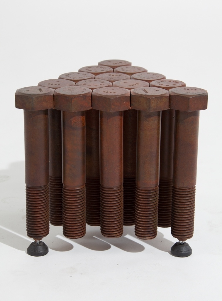 Banco Parafuso, assinado por Leo Capote. A peça é composta por 15 parafusos em aço carbono com acabamento oxidado e verniz fosco - Divulgação