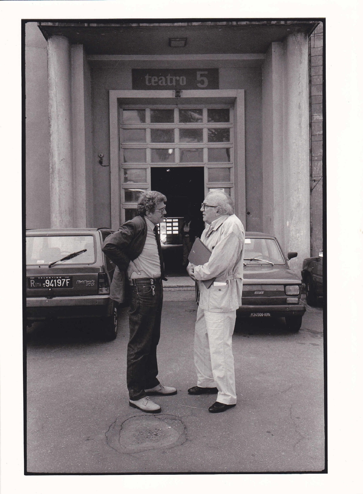 Ettore Scola (esq.) e Federico Fellini em imagem de "Que Estranho Chamar-Se Federico!", do diretor Ettore Scola - Reprodução