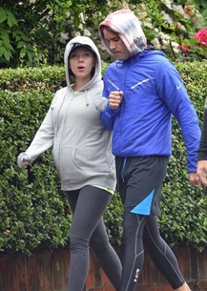 Grávida, Scarlett Johansson faz caminhada em Londres com o noivo em junho deste ano