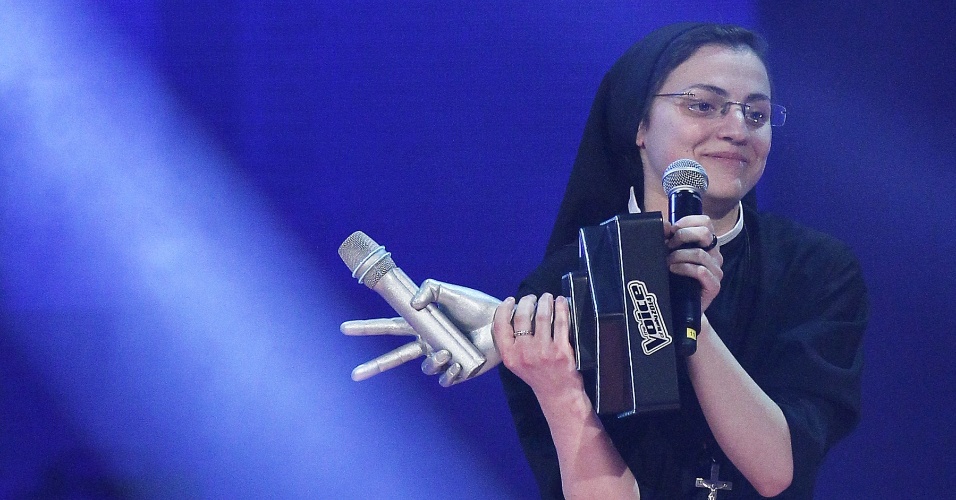 5.jun.2014 - A freira italiana Cristina Scuccia, de 25 anos, vence a final do programa "The Voice Itália"