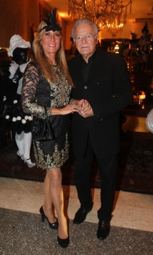 5.jun.2014 - Helô Pinheiro e o marido, Fernando, vão ao aniversário da decoradora de festas Andrea Guimarães. O tema foi  "O Grande Gatsby"