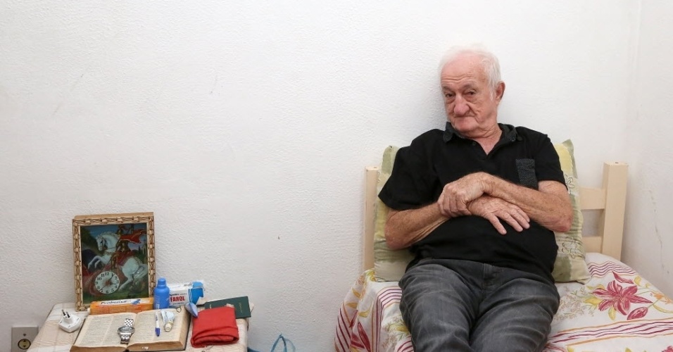 5.jun.2014 - Russo posa no seu quarto. Ele mora em uma casa alugada no subúrbio do Rio