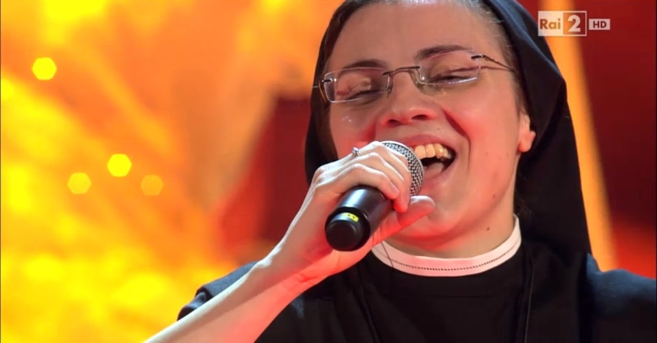 A freira italiana Cristina Scuccia, de 25 anos, na final do programa "The Voice Itália"