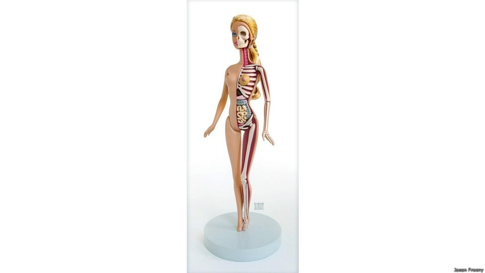 Barbie dissecada pelo artista norte-americano Jason Freen - BBC