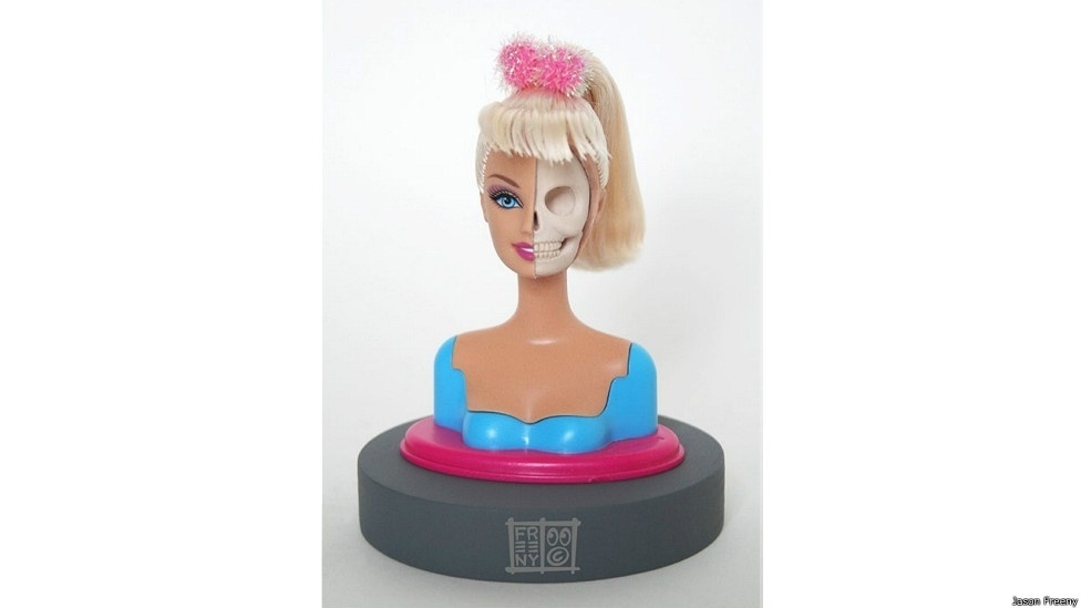 Barbie dissecada pelo artista norte-americano Jason Freen - BBC