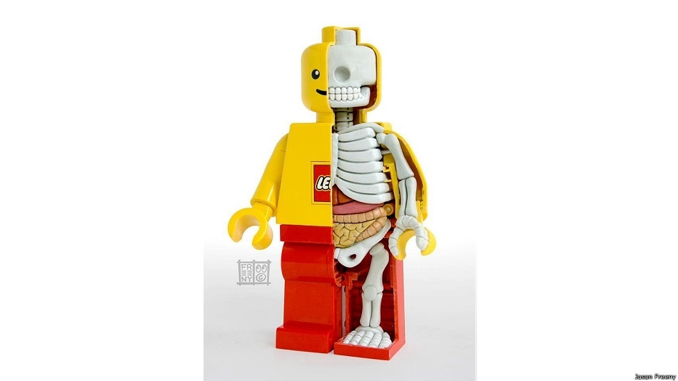 Lego dissecado pelo artista norte-americano Jason Freen - BBC