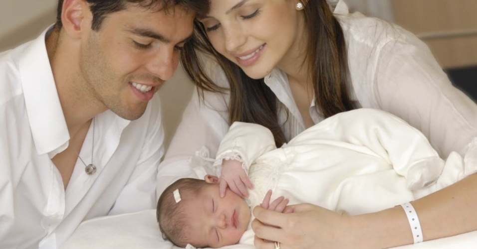 25.abr.2011 - Kaká posa para foto com sua mulher Carolinel Celico e sua filha recém-nascida Isabella, em hospital de São Paulo