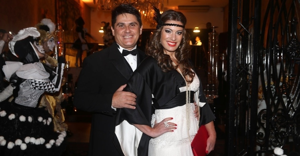 5.jun.2014 - César Filho e a mulher, Elaine Mickely, posam para os fótografos na festa de aniversário de Andrea Guimarães, em São Paulo