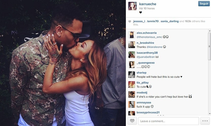 5.jun.2014 - Chris Brown beija a namorada, Karreuche Tran, em foto tirada em festa que ganhou dela e de amigos
