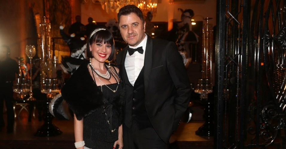 5.jun.2014 - Maurício Manieri é acompanhado pela mulher, Izabelle Stein, na festa de aniversário de Andrea Guimarães, em São Paulo