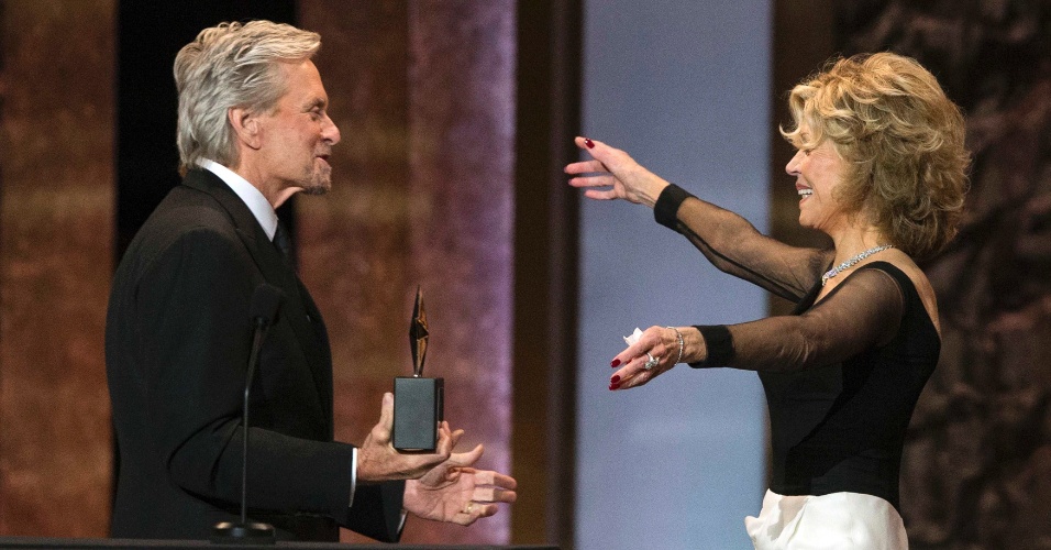 5.jun.2014 - Michael Douglas entrega um prêmio à atriz Jane Fonda em um evento de gala em Los Angeles, nos EUA