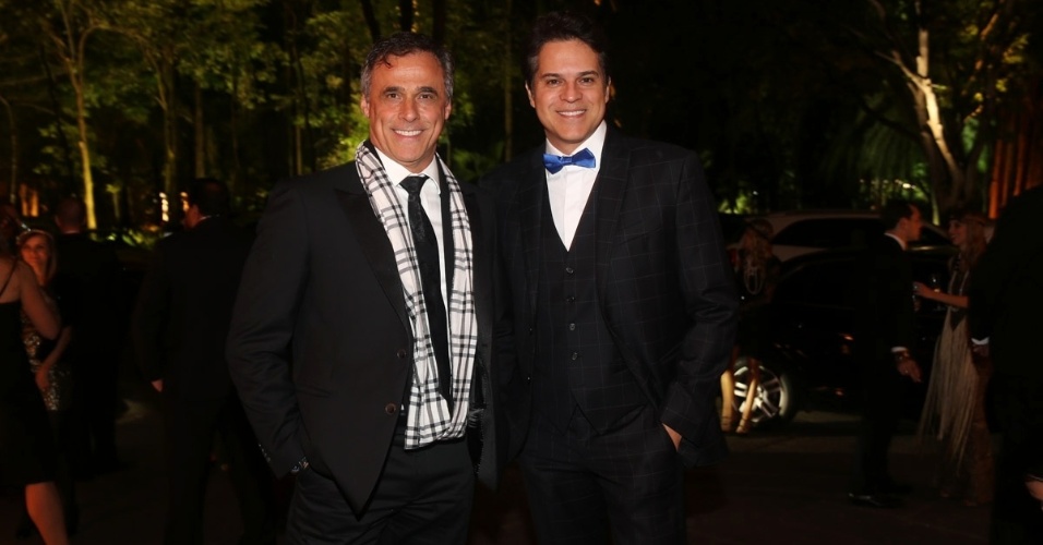 5.jun.2014 - Os atores Oscar Magrini e Juan Alba se encontram na festa de aniversário de Andrea Guimarães, em São Paulo