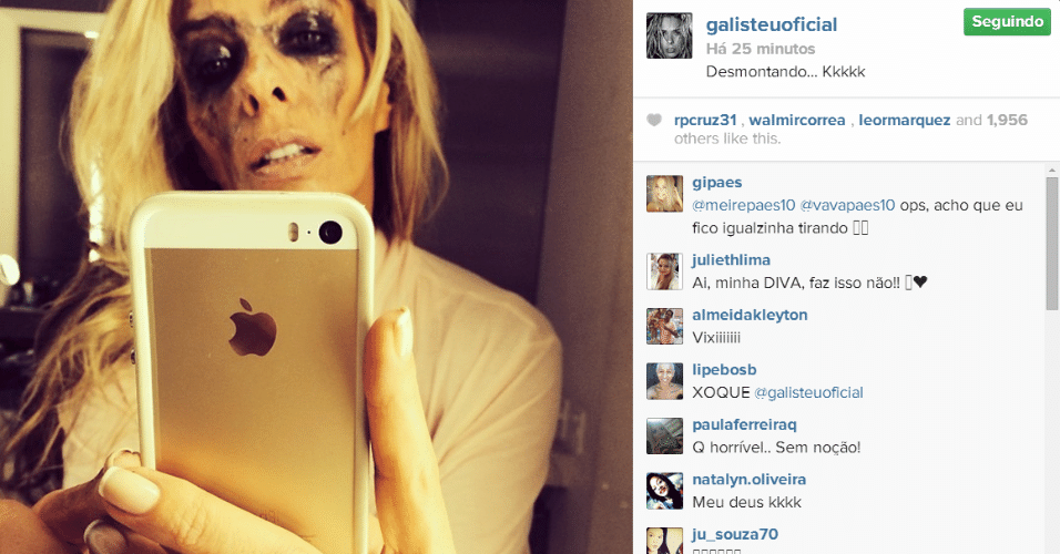 6.jun.2014 - Após festa, a apresentadora Adriane Galisteu tira a maquiagem e fica com os olhos borrados. 