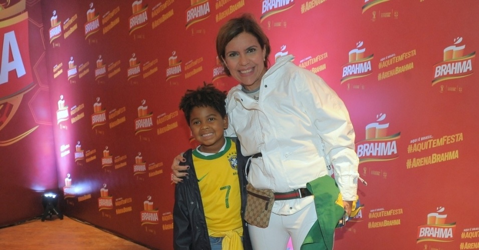 6.jun.2014 - Astrid Fontenelle posa com o filho, Gabriel, em camarote no Morumbi, onde o Brasil joga o último amistoso antes da Copa do Mundo, contra a Sérvia