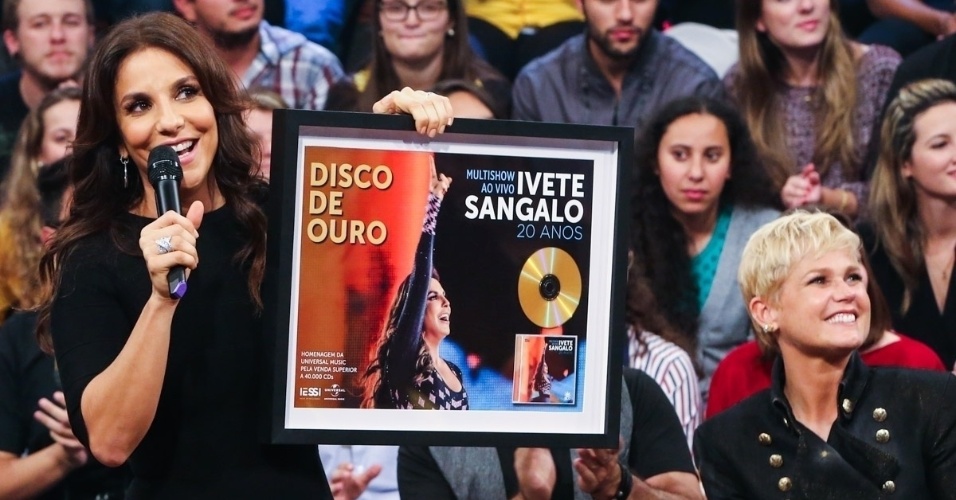 6.jun.2014 - Durante o programa "Altas Horas", Ivete recebe o disco de ouro por "Multishow Ao Vivo Ivete Sangalo 20 Anos"