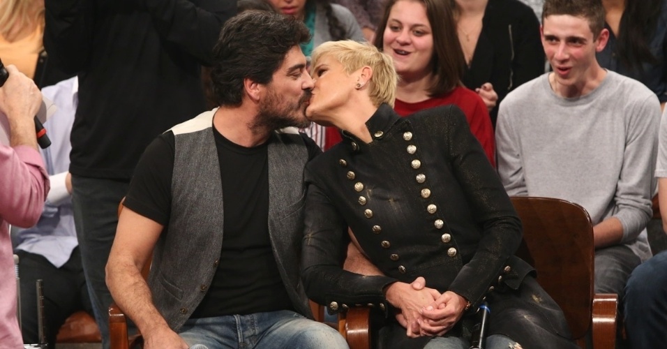 6.jun.2014 - Xuxa não desgrudou do namorado, Junno, durante participação no programa "Altas Horas".