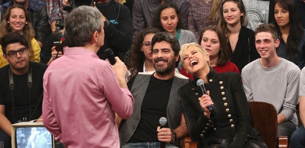 6.jun.2014 - Xuxa não desgrudou do namorado, Junno, durante participação no programa "Altas Horas". Serginho Groissman exibiu uma participação dela no programa em 2001