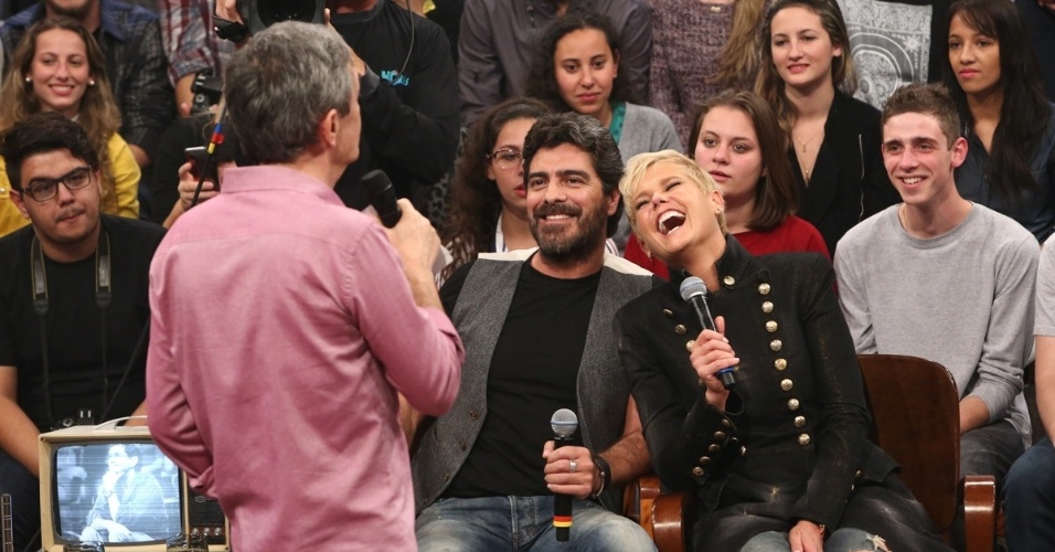 6.jun.2014 - Xuxa não desgrudou do namorado, Junno, durante participação no programa "Altas Horas". Serginho Groissman exibiu uma participação dela no programa em 2001
