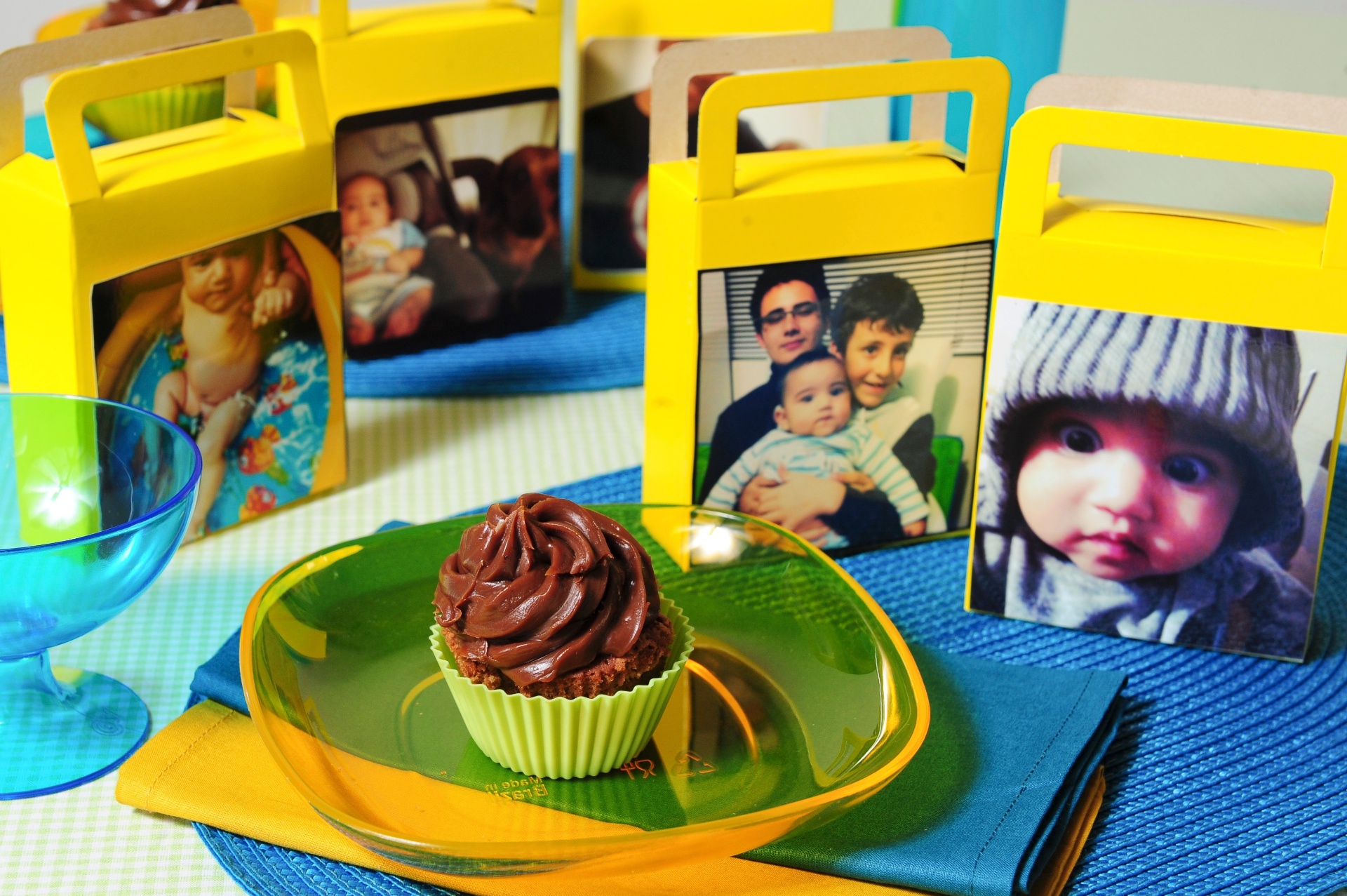 As caixinhas decoradas com fotos do aniversariante podem ser recheadas com os doces de sua preferência e agradam crianças e adultos - Junior Lago/UOL