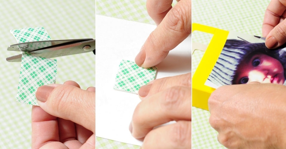 Para decorar a caixinha de papel, corte um pedaço de fita dupla face e fixe bem no meio da foto escolhida. Depois, é só fixar a imagem na embalagem - Junior Lago/UOL