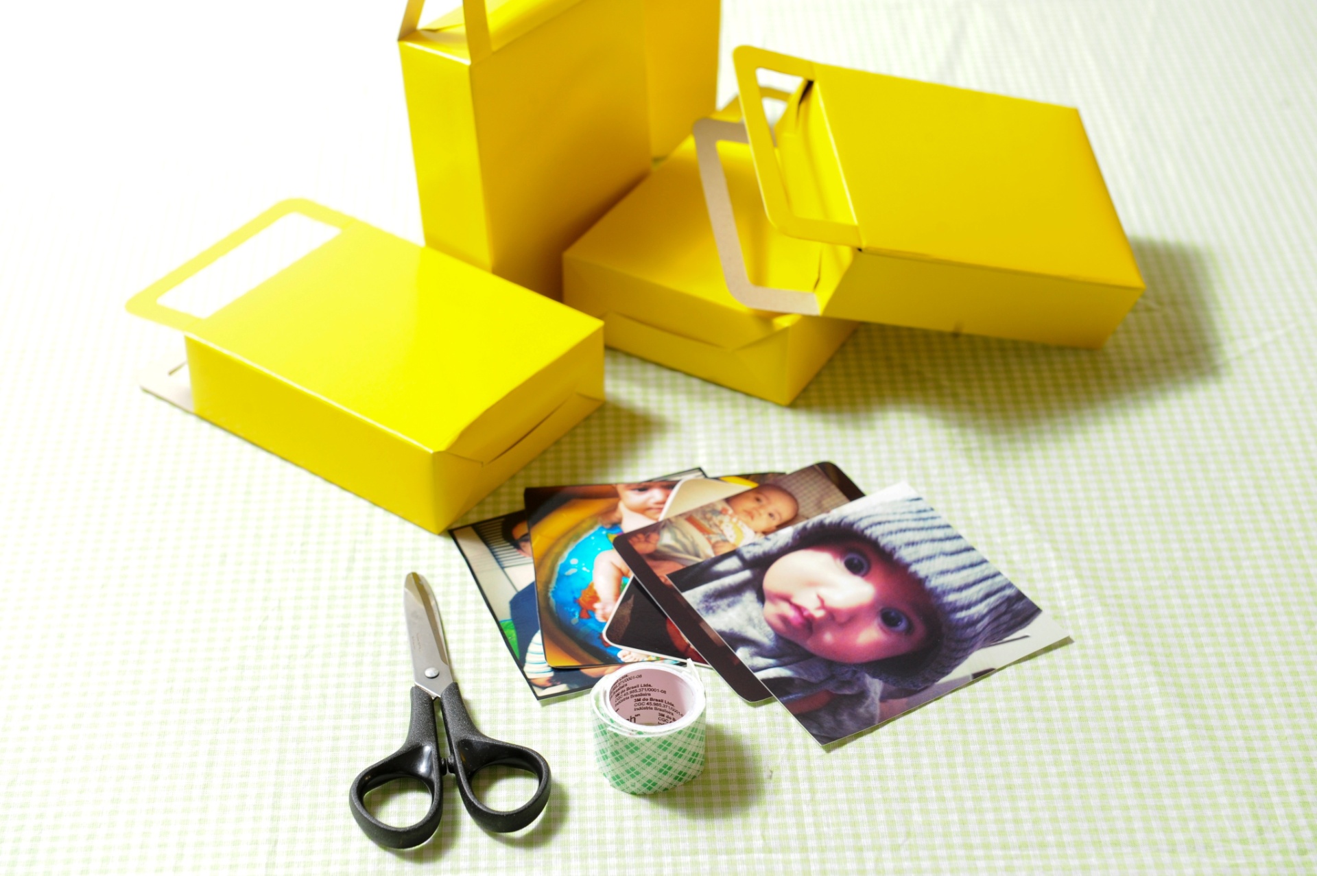 Nessa proposta, a ideia é usar fotos para decorar caixinhas de papel que serão recheadas com guloseimas para os convidados da festa levarem para casa. Para executar essa ideia, você vai precisar de caixinhas, fita dupla face, tesoura e fotocópias das imagens que quer usar - Junior Lago/UOL