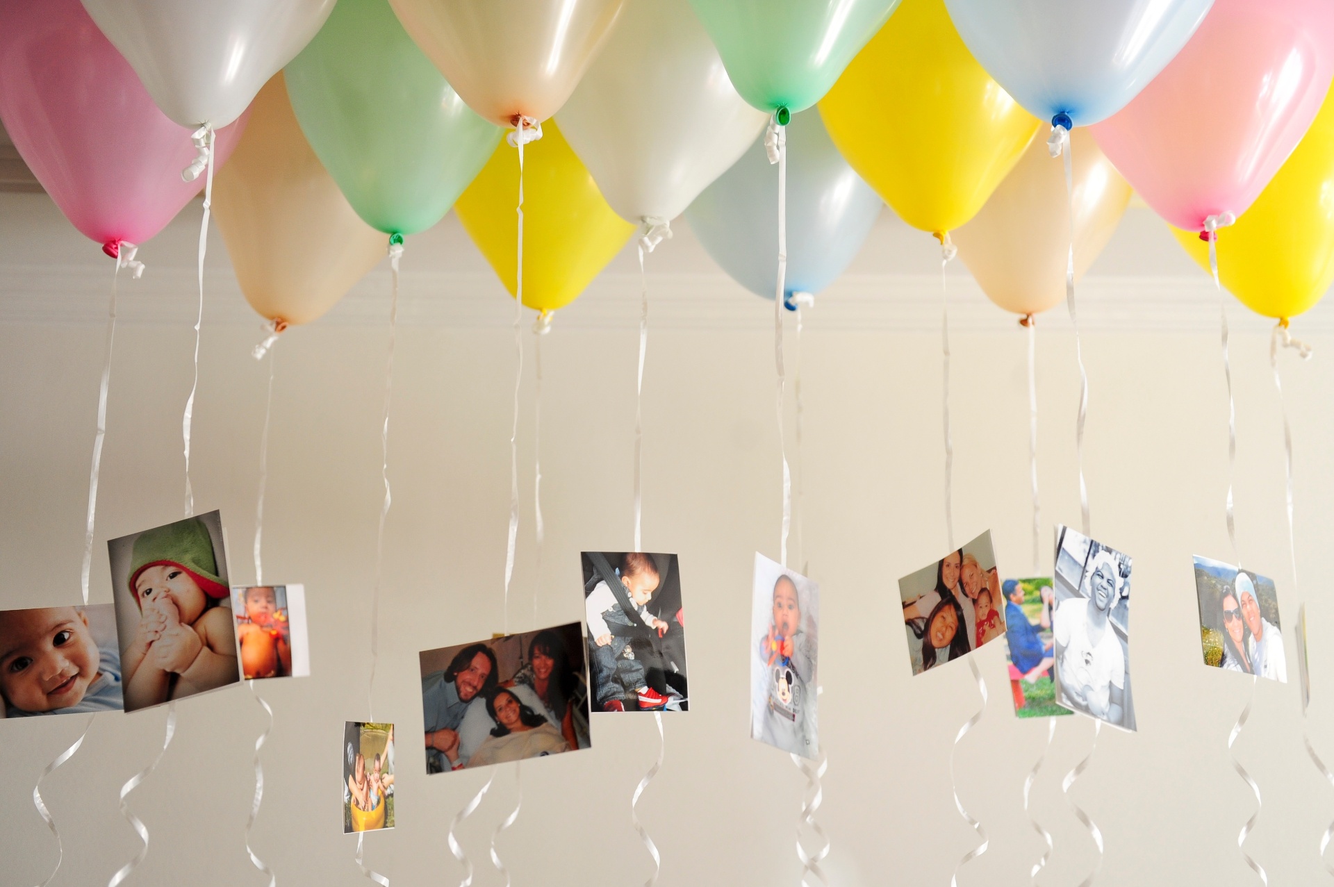 Utilizando suportes simples, é possível personalizar a decoração da festa de aniversário infantil com fotos que mostrem o desenvolvimento da criança. Na proposta acima, cópias de fotos foram presas a balões cheios com gás hélio. Veja a seguir como executar essa ideia e outras cinco | Produção: Cristiane Alberto - Do UOL, em São Paulo | Agradecimentos: Tok & Stok (www.tokstok.com.br) - Junior Lago/UOL