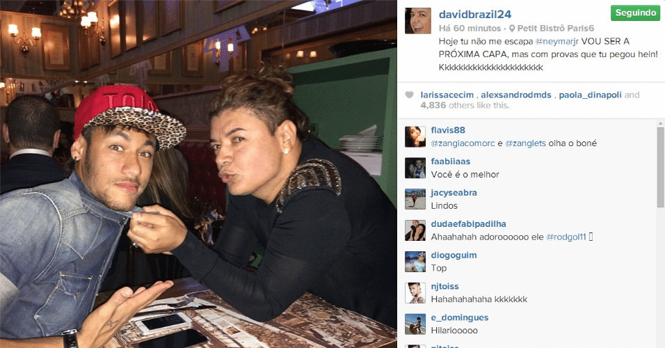 6.jun.2014 - David Brazil tenta dar um beijo em Neymar no jantar de lançamento de um restaurante em São Paulo