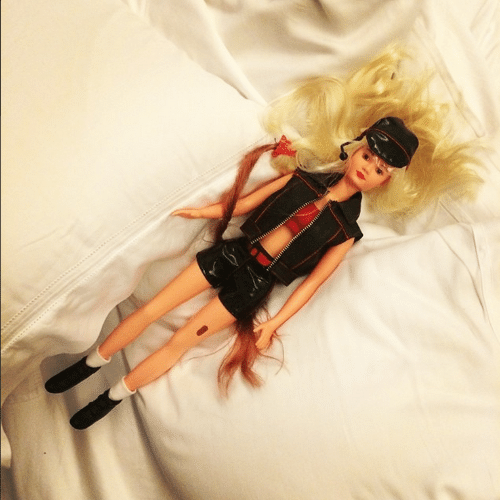 6.jun.2014 - Luciano Huck brinca com uma boneca antiga de sua mulher, Angélica. "Cheguei no quarto e a Angélica já estava na cama", escreveu ele sobre o brinquedo
