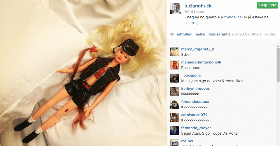 6.jun.2014 - Luciano Huck brinca com uma boneca antiga de sua mulher, Angélica. 