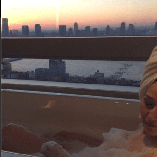 6.jun.2014 - Sonia Abrão relaxa em uma banheira de espuma em hotel nos Estados Unidos
