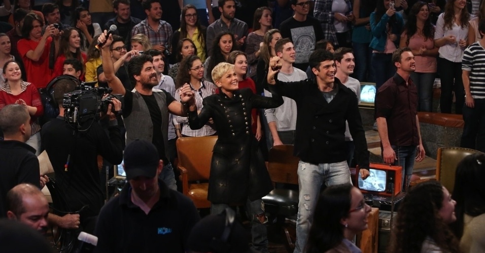 6.jun,.2014 - Xuxa e Junno se empolgam com a apresentação de Ivete Sangalo no "Altas Horas"