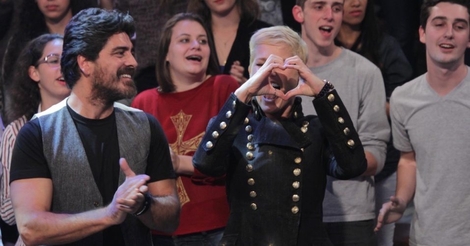 6.jun.2014 - Xuxa faz coração com as mãos durante a gravação do "Altas Horas"