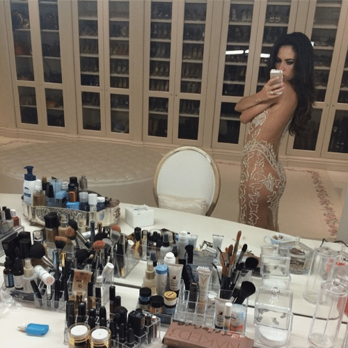 7.jun.2014 - Daniela Albuquerque, apresentadora e primeira dama da RedeTV!, faz selfie com vestido completamente transparente. "Na calada da noite", disse ela na legenda