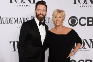 08.jun.2014 - Deborra-Lee Furness e Hugh Jackman chegam para o Tony Awards 2014 no Radio City Music Hall, em Nova York - Getty Images
