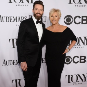 08.jun.2014 - Deborra-Lee Furness e Hugh Jackman chegam para o Tony Awards 2014 no Radio City Music Hall, em Nova York - Getty Images