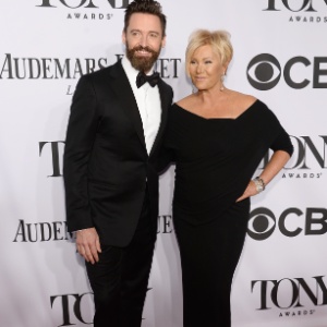08.jun.2014 - Deborra-Lee Furness e Hugh Jackman chegam para o Tony Awards 2014 no Radio City Music Hall, em Nova York - Getty Images