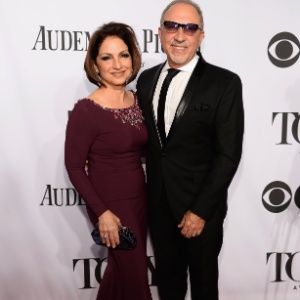 08.jun.2014 - Gloria Estefan e Emilio Estefan chegam para o Tony Awards 2014 no Radio City Music Hall, em Nova York - Getty Images