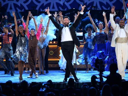 08.jun.2014 - Hugh Jackman se apresenta com elenco do musical "After Midnight" no Tony Awards 2014 no Radio City Music Hall, em Nova York - Getty Images