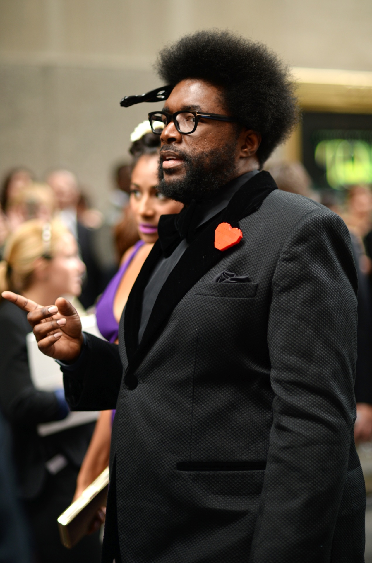 08.jun.2014 - Produtor e baterista da banda The Roots, Questlove chega para o Tony Awards 2014 no Radio City Music Hall, em Nova York - Getty Images