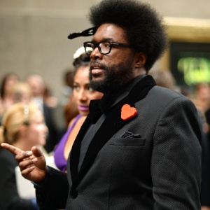 08.jun.2014 - Produtor e baterista da banda The Roots, Questlove chega para o Tony Awards 2014 no Radio City Music Hall, em Nova York - Getty Images