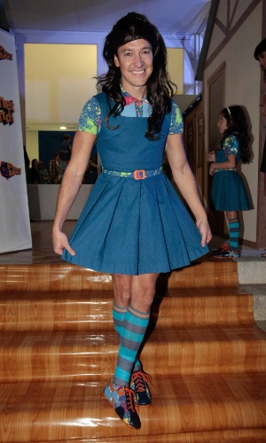 7.jun.2014 - Rodrigo Faro se veste como as meninas da novela infantil 