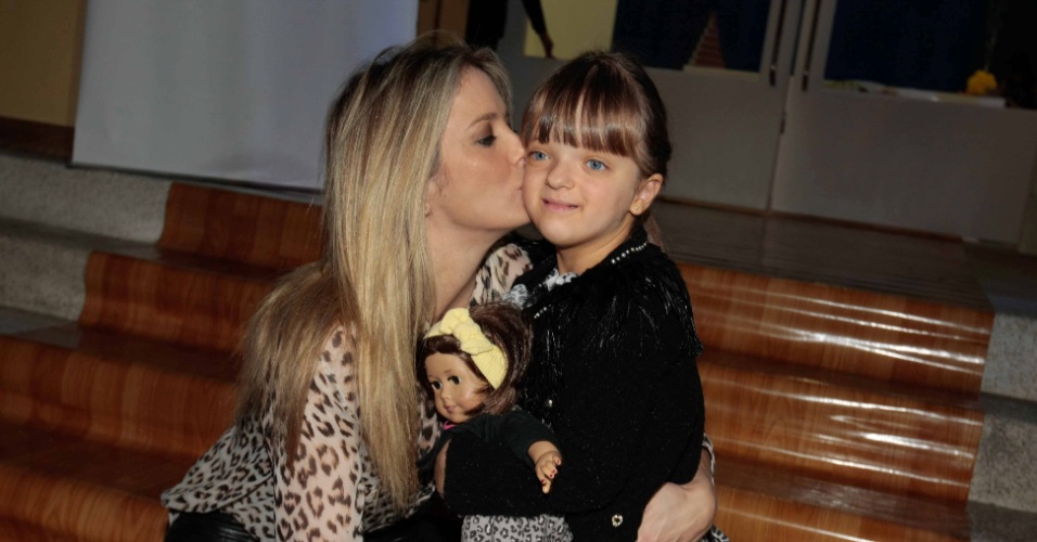 7.jun.2014 - Ticiane Pinheiro beija a filha Rafaella Justus, de quatro anos, no aniversário das filhas de Rodrigo Faro em buffet infantil no bairro de Moema, em São Paulo